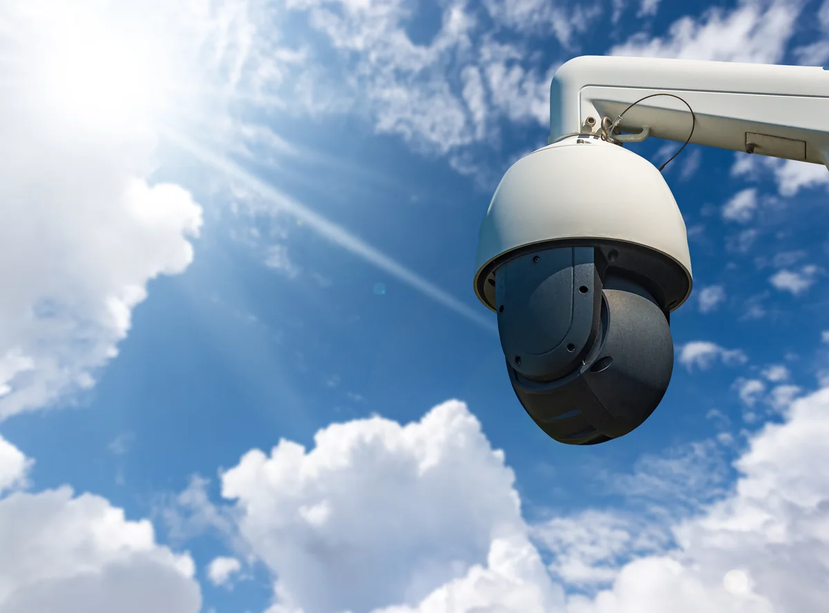 Cámara PTZ de videovigilancia instalada en exterior contra cielo despejado